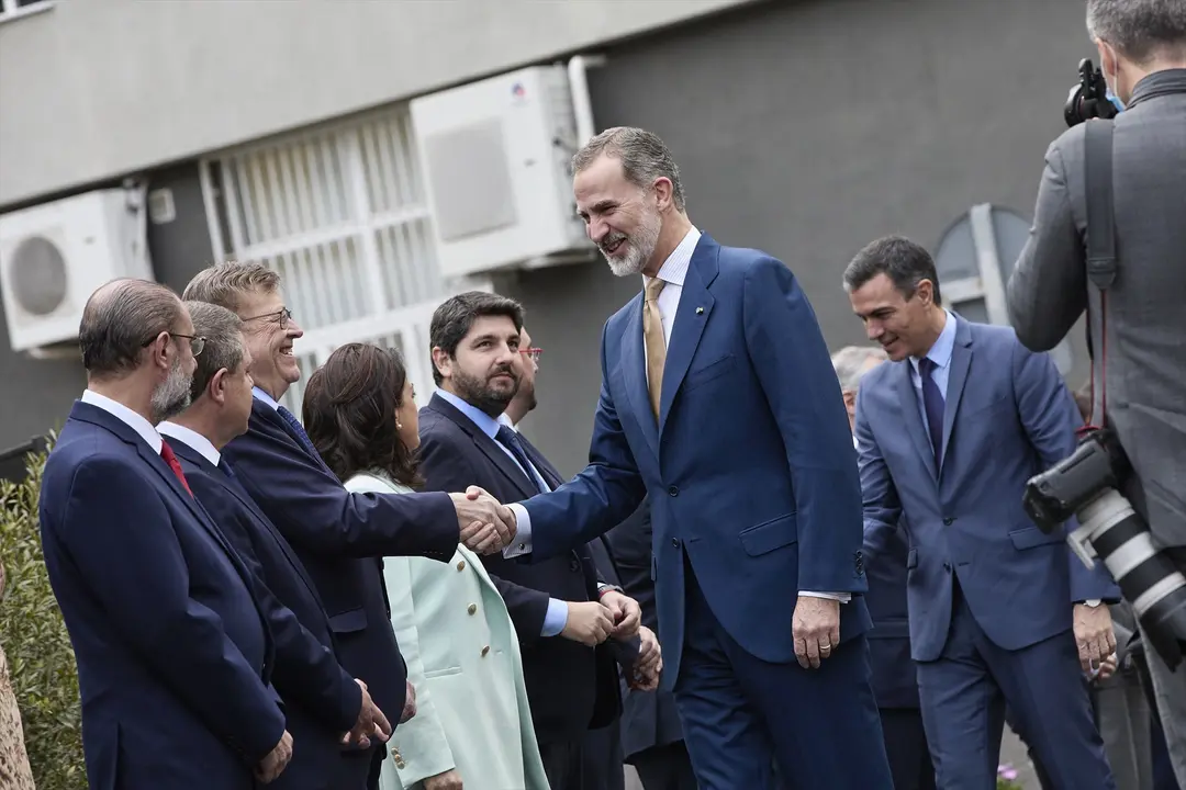 El Rey Felipe VI (d), saluda al presidente de la Generalitat valenciana, Ximo Puig (i), y detr&aacute;s el presidente del Gobierno, Pedro S&aacute;nchez. E.P. / Jes&uacute;s Hell&iacute;n