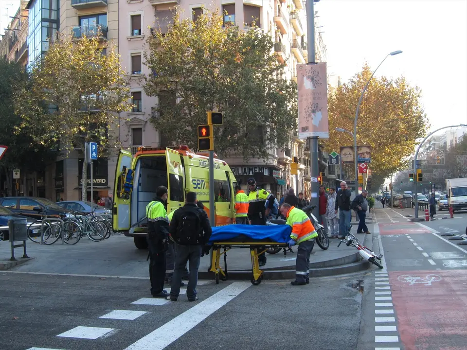 Imagen de archivo de un accidente con un ciclista. E.P.