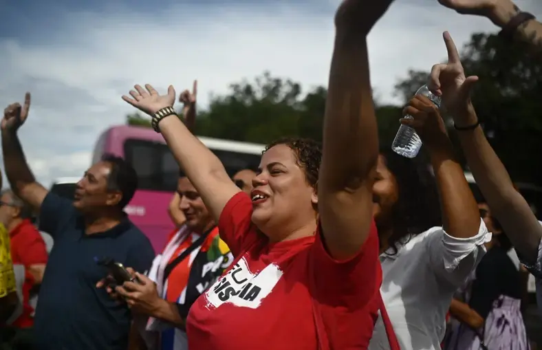 Seguidores del presidente electo de Brasil Luiz In&aacute;cio Lula da Silva se congregan para su investidura. EFE/Andre Borges