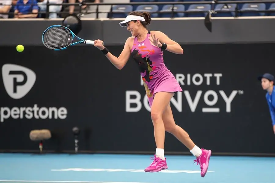 La espa&ntilde;ola Garbi&ntilde;e Muguruza golpea la pelota en su partido contra la canadiense Bianca Andreescu, del torneo de Adelaida. EFE