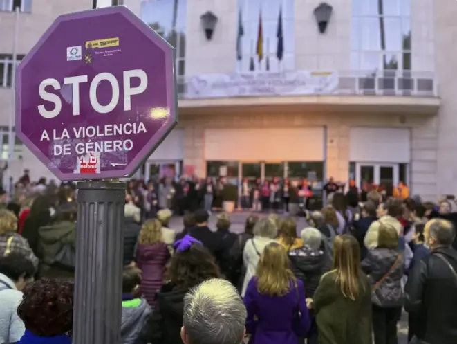 Concentraci&oacute;n donde se coloc&oacute; una vela por cada fallecida en este 2022 a causa de la violencia machista. EFE/ Jos&eacute; Manuel Pedrosa