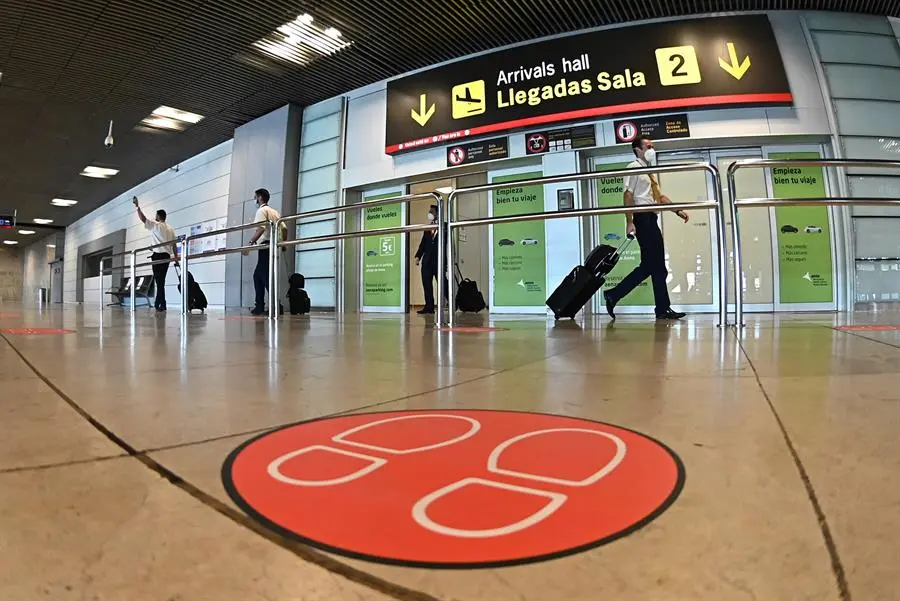 Varios pasajeros llegando al aeropuerto Adolfo Su&aacute;rez Madrid-Barajas. EFE/ Fernando Villar
