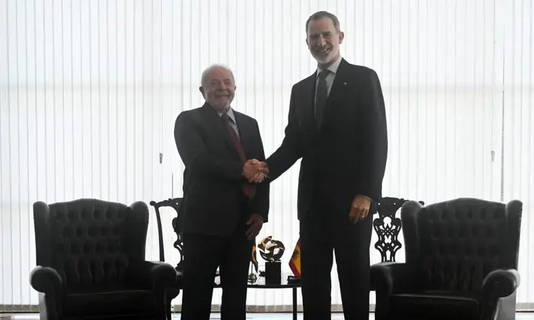 El presidente de Brasil, Luiz In&aacute;cio Lula da Silva, saluda al rey de Espa&ntilde;a, Felipe VI, hoy, en el Palacio de Itamaraty de Brasilia (Brasil). EFE/Andr&eacute; Borges