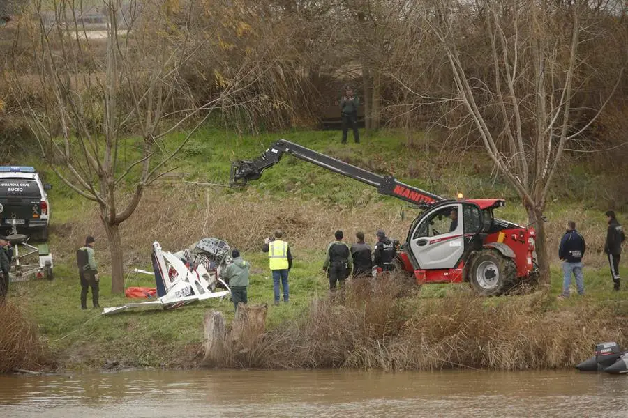 Efectivos de la Guardia Civil en labores de b&uacute;squeda de Guillermo &Aacute;lvarez, el piloto desaparecido cuando viajaba en un ultraligero. EFE / R. Garc&iacute;a