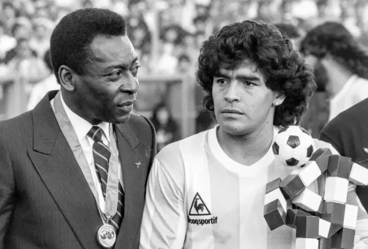 Las leyendas del f&uacute;tbol Pel&eacute; (i) y Diego Maradona (d), en una fotograf&iacute;a de archivo. EFE/Str