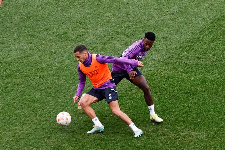 Los jugadores del Real Madrid Lucas V&aacute;zquez y Vinicius jr. durante el entrenamiento en la ciudad deportiva de Valdebebas. EFE/J.J. Guill&eacute;n