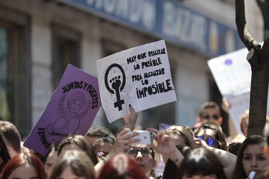 Vista de un cartel de una manifestaci&oacute;n con el lema 'Ni un paso atr&aacute;s en igualdad'. E.P.