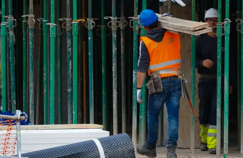 Varios trabajadores de la construcci&oacute;n, en una imagen de archivo. / R. Garc&iacute;a
