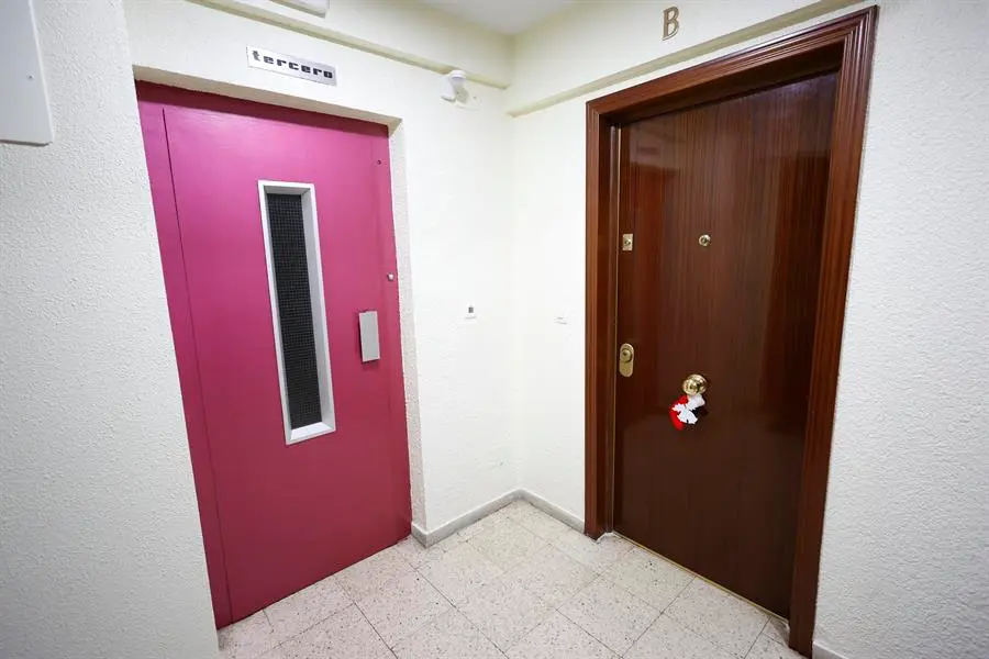 Exteriores del domicilio en la localidad madrile&ntilde;a de Fuenlabrada en el que un hombre de 54 a&ntilde;os ha fallecido supuestamente envenenado por su mujer, de 64 a&ntilde;os, quien despu&eacute;s se suicid&oacute;. EFE / Javier Liz&oacute;n