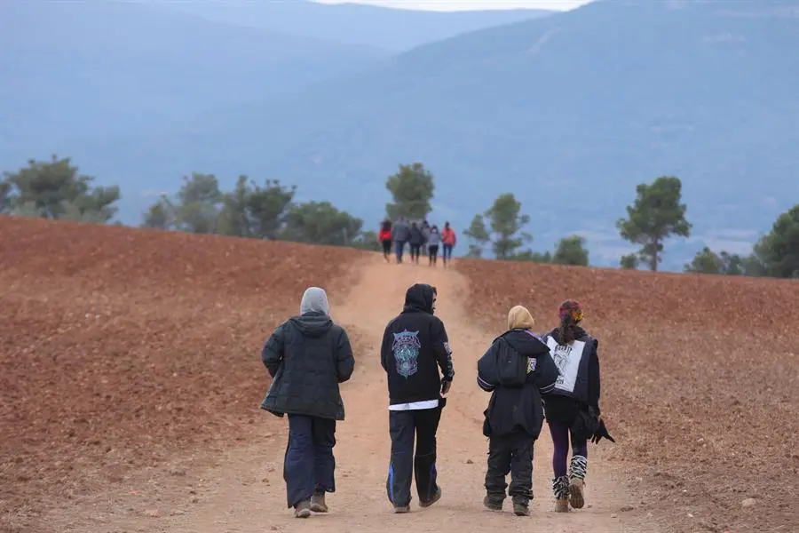 Varios asistentes abandonan el recinto donde se celebra la fiesta rave ilegal de La Peza (Granada), que desde el pasado 30 de diciembre re&uacute;ne a m&aacute;s de un millar de personas. EFE / Pepe Torres