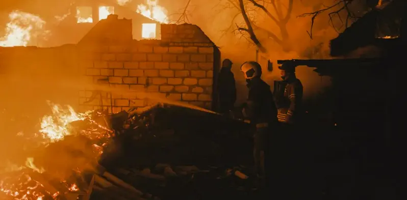 Edificio en llamas en Ivanivka, &aacute;rea de Donetsk, tras un ataque ruso. EFE/EPA/George Ivanchenko