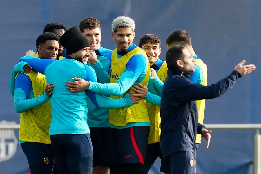 La plantilla del FC Barcelona, durante el entrenamiento realizado hoy en la Ciudad Deportiva Joan Gamper, previo al partido Intercity-FC Barcelona de dieciseisavos de final de la Copa del Rey. EFE/Enric Fontcuberta