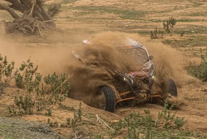 Los espa&ntilde;oles Jordi Segura y Sergi Brugue durante la segunda etapa del Rally Fakar 2023, este lunes de Sea Camp a Alula, en Arabia Saud&iacute;. EFE/ANDREW EATON