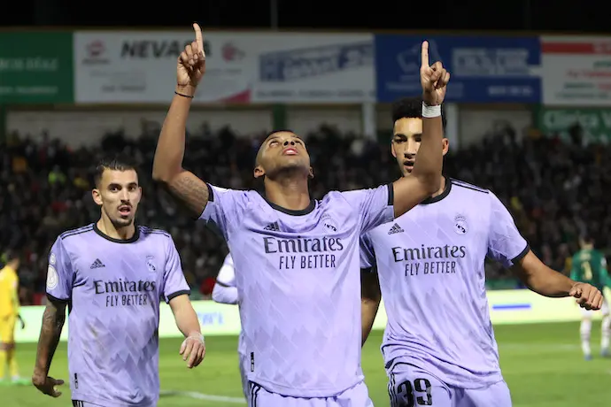 El delantero del Real Madrid Rodrygo celebra su gol ante el CD Cacere&ntilde;o, durante el partido correspondiente a los dieciseisavos de final de la Copa del Rey entre el Club Deportivo Cacere&ntilde;o y el Real Madrid disputado este martes en el Estadio Pr&iacute;ncipe Felipe, en C&aacute;ceres. EFE/Jero Morales
