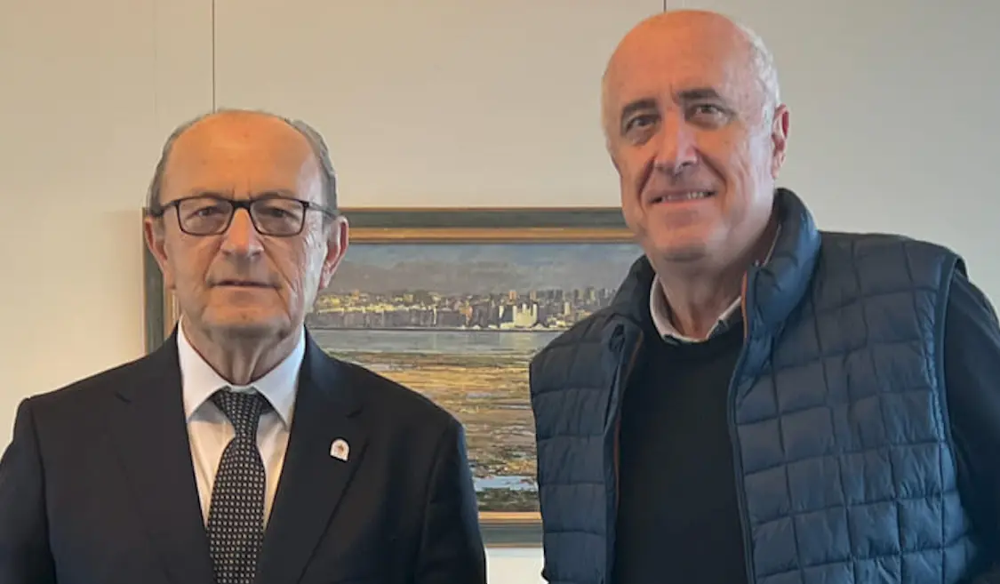L&oacute;pez Marcano y el alcalde de Riotuerto, Alfredo Madrazo (PRC). / ALERTA