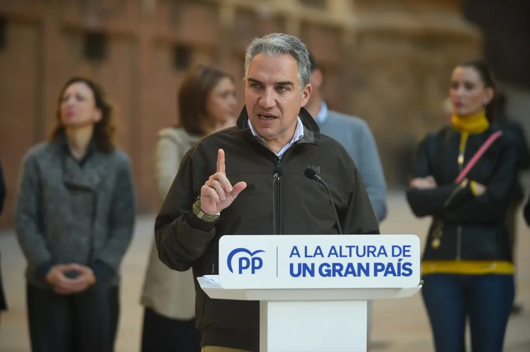 El coordinador general del PP, El&iacute;as Bendodo (c), durante la rueda de prensa. E.P. / &Aacute;lex Zea