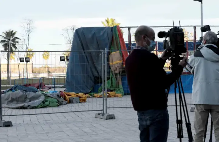 Varios medios toman im&aacute;genes del castillo hinchable que fue levantado varios metros del suelo por una r&aacute;faga de viento en Mislata (Valencia), en un incidente que result&oacute; mortal. EFE/Ana Escobar
