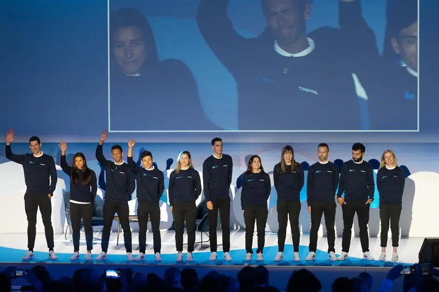 Foto de familia de parte del equipo Movistar para 2023, durante su presentaci&oacute;n en Madrid. EFE/ Fernando Villar