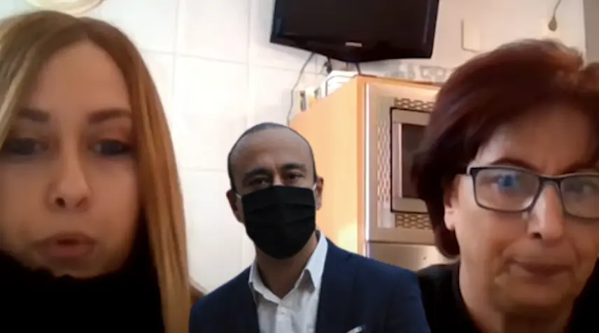 Elina, su madre y el alcalde regioanlista, L&oacute;pez Estrada.