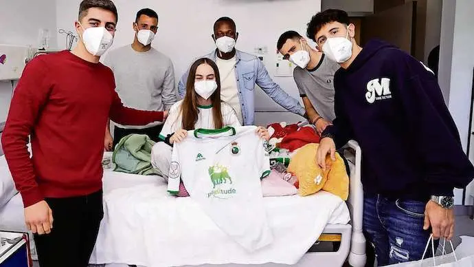 I&ntilde;igo, Pol Moreno, Cedric, Mantilla y Marco Camus, junto a una de las pacientes que visitaron ayer. / RRC