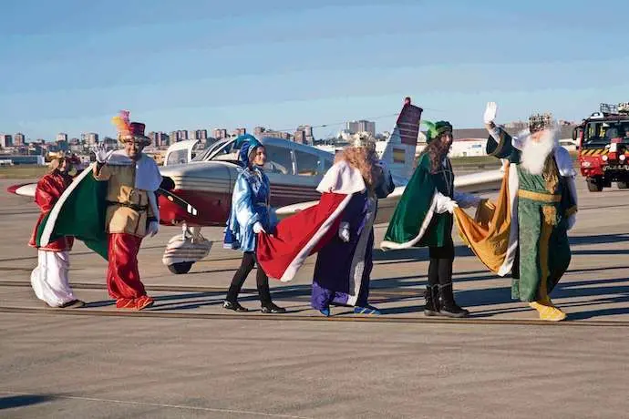 Llegada de Sus Majestades, los Reyes Magos de Oriente, junto con sus pajes reales al aeropuerto, donde son recibidos por ni&ntilde;os y mayores. / alberto g. ib&aacute;&ntilde;ez