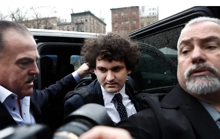 El empresario de criptomonedas Sam Bankman-Fried (C) llega a una audiencia de declaraci&oacute;n de culpabilidad en el Tribunal Federal de Estados Unidos en Nueva York, EE. UU. EFE/Peter Foley