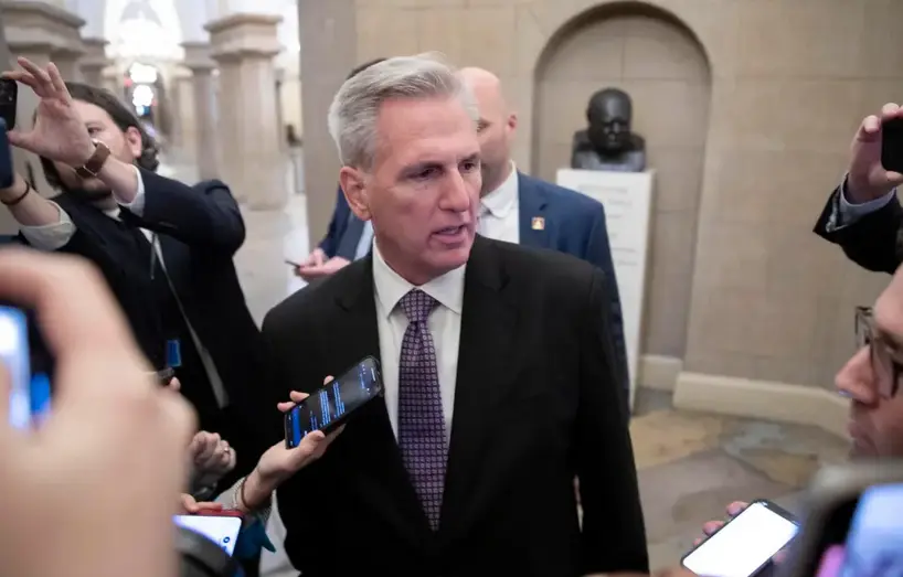 El congresista republicano Kevin McCarthy, candidato a presidir la C&aacute;mara Baja de EE.UU., habla con la prensa el 4 de enero de 2023, en Washington. EFE/Michael Reynolds