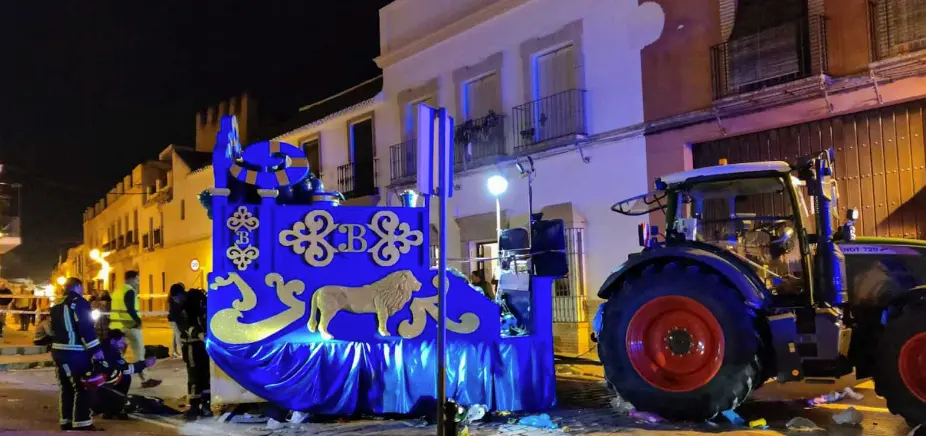 &raquo; Noticias &raquo; Espa&ntilde;a &raquo; Andaluc&iacute;a &raquo; Sevilla  Muere una mujer y 12 personas resultan heridas al ser arrolladas por un tractor de la cabalgata de Marchena, Sevilla