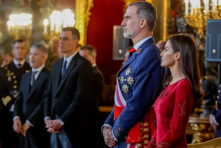 El rey Felipe y la reina Letizia, durante la recepci&oacute;n a autoridades con motivo de la celebraci&oacute;n de la Pascua Militar este viernes en el Palacio Real. EFE/J.J. Guillen