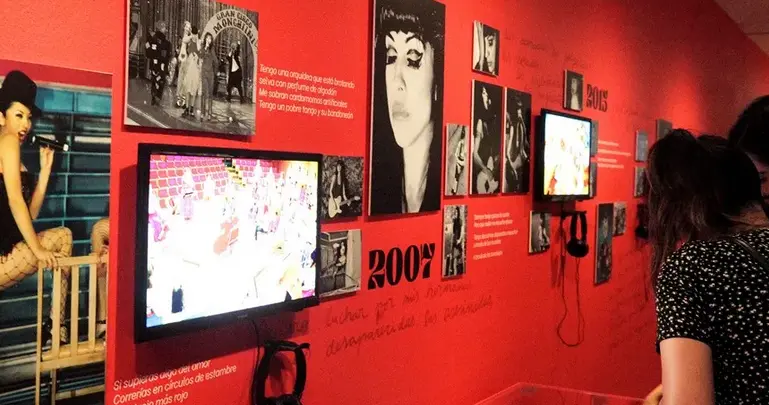 Una persona visita la exposici&oacute;n "Te Amo" de la cantante chilena Mon Laferte, en Santiago (Chile). EFE/Javier Mart&iacute;n