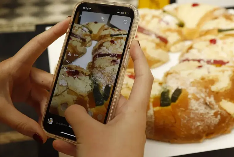 Una mujer toma una fotograf&iacute;a de una tradicional Rosca de Reyes, en una panader&iacute;a de la ciudad de Guadalajara, estado de Jalisco (M&eacute;xico). EFE/Francisco Guasco