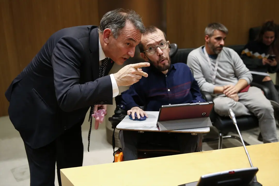 El portavoz de Unidas Podemos Pablo Echenique (d) y el diputado de esta formaci&oacute;n Enrique Santiago (i). E.P.