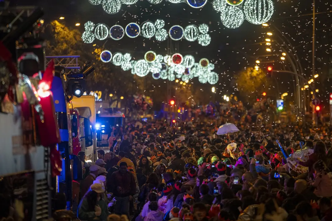 Ambiente durante la cabalgata de Reyes 2023 en Barcelona. E.P. / Lorena Sop&ecirc;na