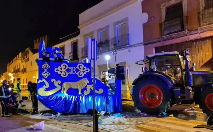 Estado en el que ha quedado la carroza que ha arrollado a varias personas en la cabalgata de Reyes de Marchena. EFE / Ferm&iacute;n Cabanillas