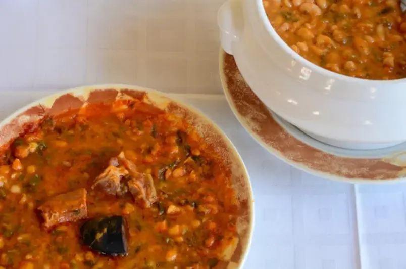 El cocido monta&ntilde;&eacute;s, el pote asturiano, la fabada (que es tan asturiana como c&aacute;ntabra, ojo). / Tezanos