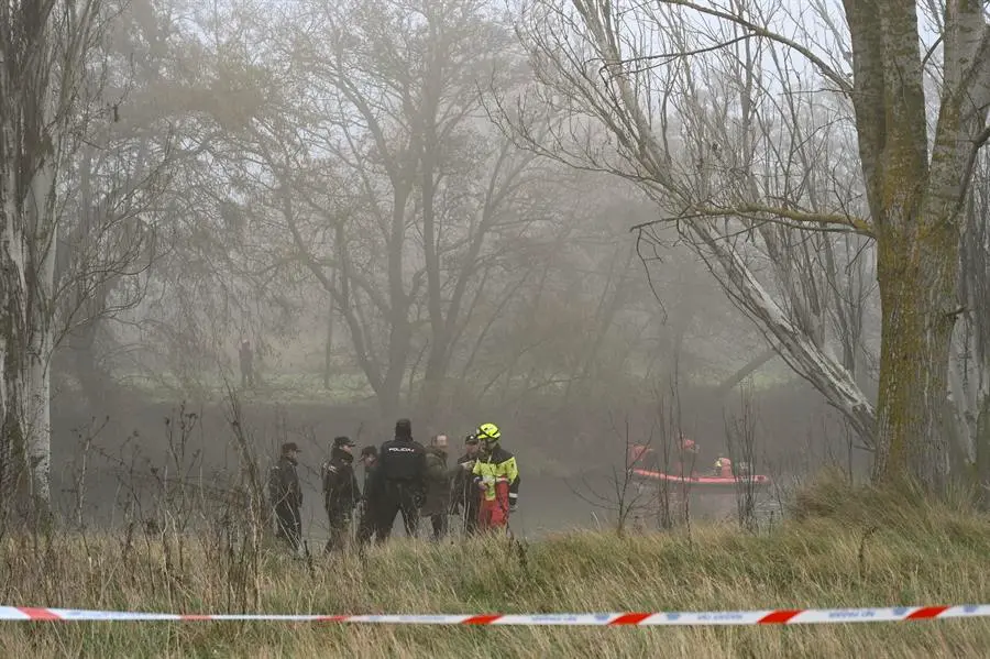 La Polic&iacute;a Nacional y los Bomberos buscan este jueves a un hombre que al parecer se ha hundido con su veh&iacute;culo en el r&iacute;o Carri&oacute;n en Palencia, seg&uacute;n ha informado este jueves la comisar&iacute;a provincial de Palencia. EFE/Almudena &Aacute;lvarez