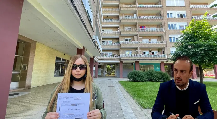 Elina Villegas, v&iacute;ctima de okupaci&oacute;n y el alcalde regionalista de Torrelavega, L&oacute;pez Estrada. / ALERTA