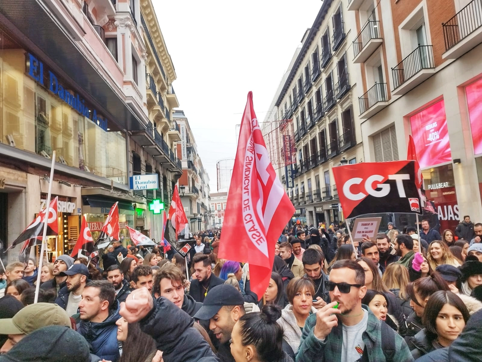 Trabajadores de Inditex, en huelga, se manifiestan por la mejora de sus condiciones laborales.