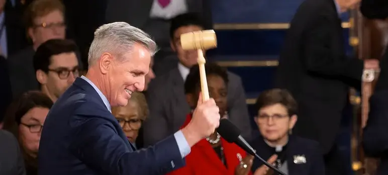 El l&iacute;der republicano de la C&aacute;mara de Representantes, Kevin McCarthy (i) golpea el mazo tras ser elegido para convertirse en el Presidente de la C&aacute;mara luego de 15 rondas de votaciones, en la c&aacute;mara de la C&aacute;mara en el Capitolio de Washington. DC, EE. UU. EFE/MICHAEL REYNOLDS