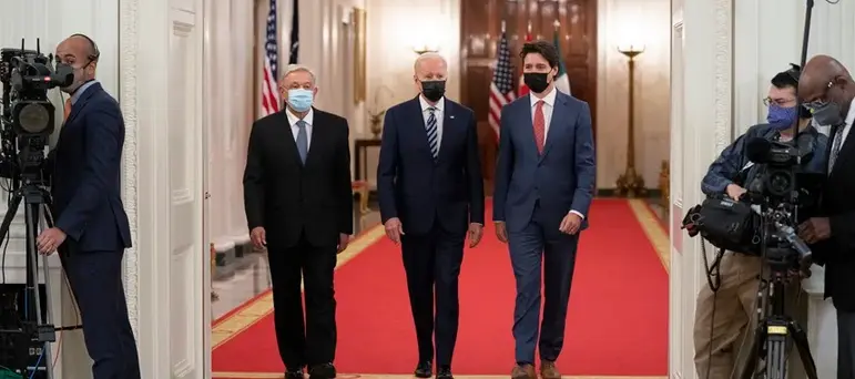(De izquierda a derecha) El presidente de M&eacute;xico, Andr&eacute;s Manuel L&oacute;pez Obrador, el presidente de los Estados Unidos, Joe Biden, y el primer ministro de Canad&aacute;, Justin Trudeau. EFE /Chris Kleponis /Pool