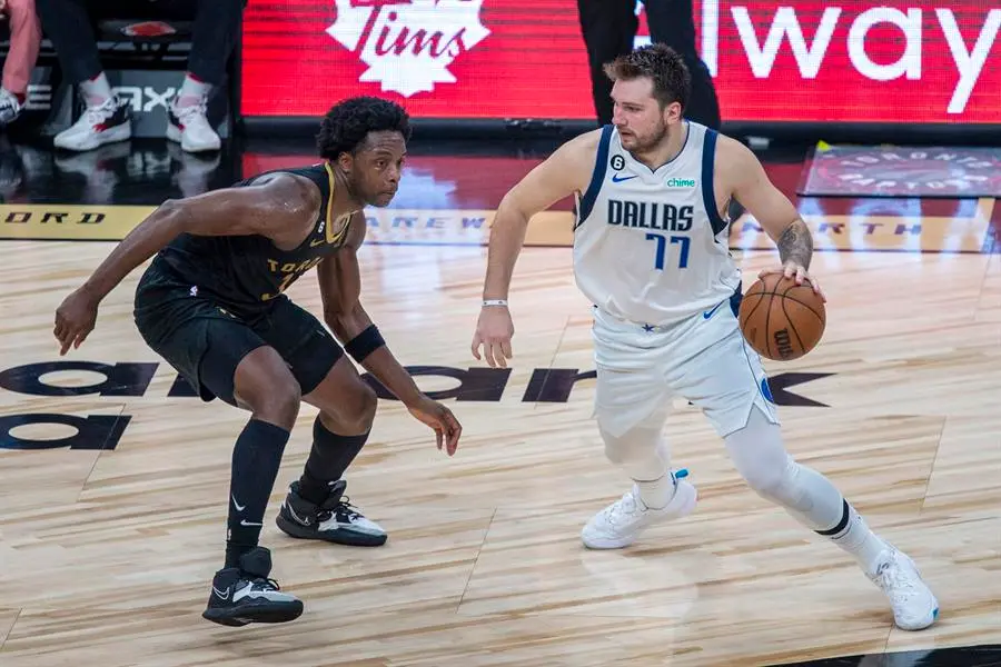 Luka Doncic (d) de los Dallas Maverick, en una fotograf&iacute;a de archivo. EFE / Eduardo Lima