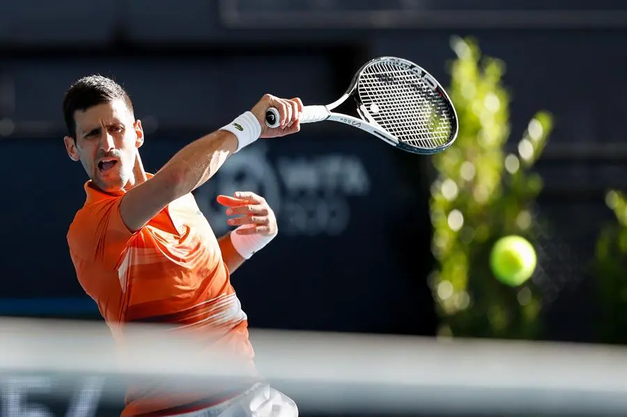 Novak Djokovic ejecuta un golpe de derecha en la final del torneo de Adelaida, que gan&oacute; al imponerse al estadounidense Sebastian Korda. EFE / Matt Turner