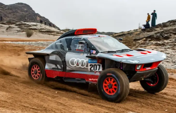 El piloto espa&ntilde;ol Carlos Sainz durante la etapa de este s&aacute;bado del Dakar 2023. EFE / Gerard Laurenssen