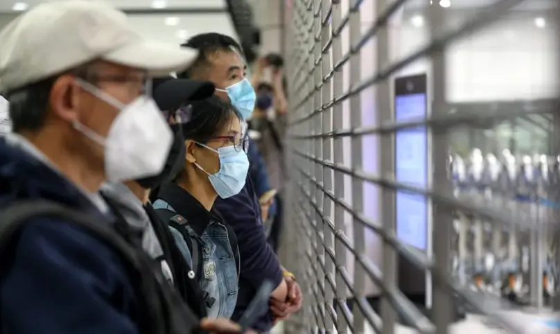 Viajeros en el control de inmigraci&oacute;n de la estaci&oacute;n de metro Lok Ma Chau en Hong Kong antes de entrar en China. EFE/EPA/Jerome Favre