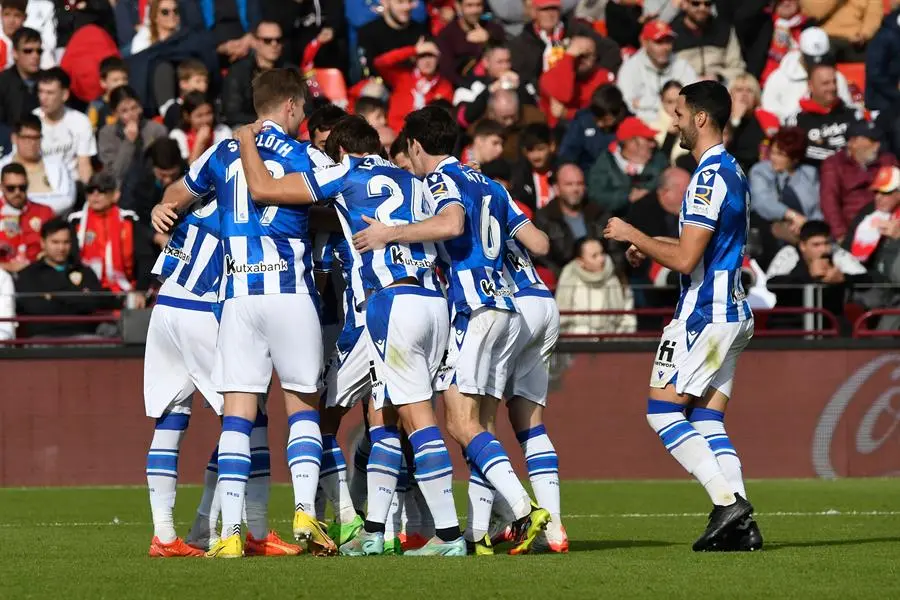 Los jugadores del la Real Sociedad celebran uno de sus goles ante el Almer&iacute;a durante su partido de la jornada 16 de LaLiga Santander disputado en el Power Horse Stadium de Almer&iacute;a. EFE / Carlos Barba