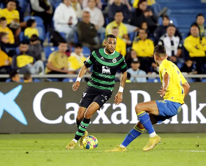 Mboula, encarando a su par ayer en el estadio Gran Canaria. / LA LIGA