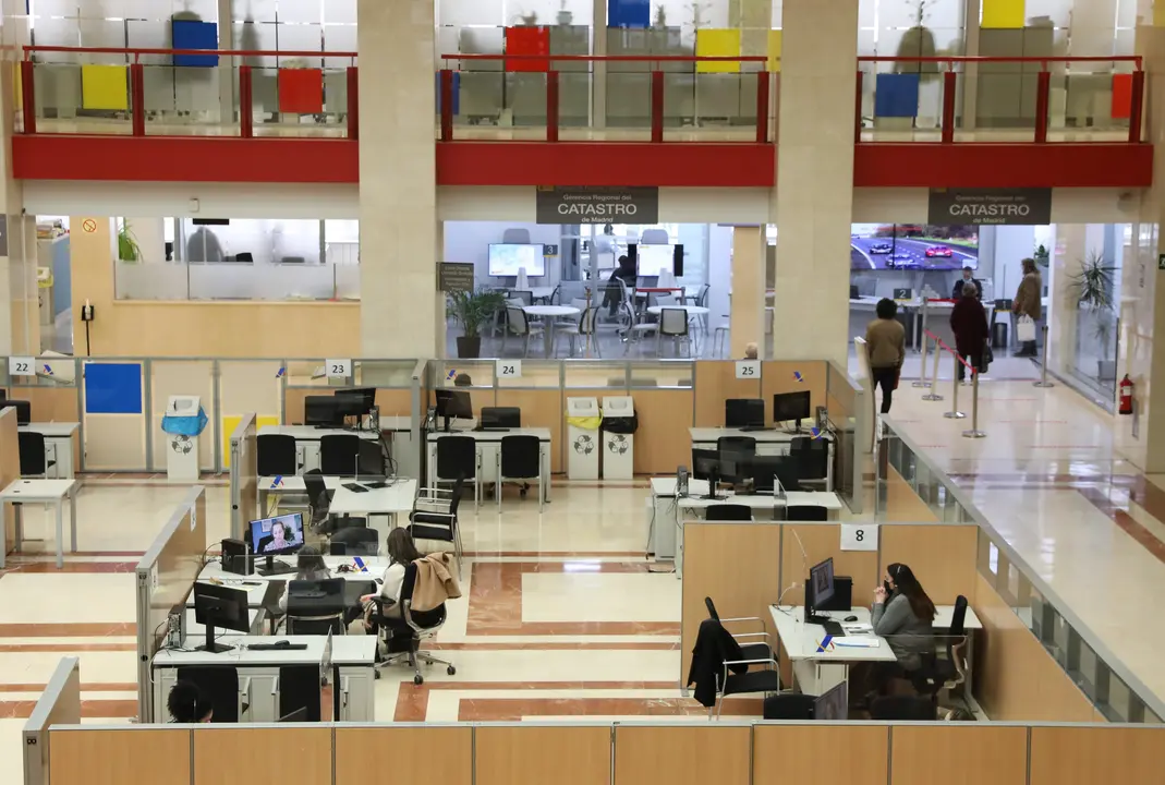Varios empleados trabajan en una oficina de la Agencia Tributaria.