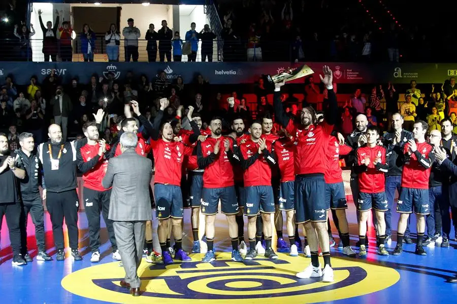 Los jugadores de Espa&ntilde;a con el trofeo tras vencer este s&aacute;bado, en el Torneo internacional de balonmano disputado en Benidorm. EFE / Morell