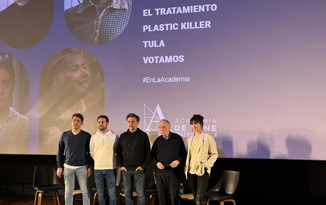 De izquierda a derecha: Santiago Requejo, director de 'Votamos'; &Aacute;lvaro Carmona, director de 'El Tratamiento'; Jos&eacute; Pozo, director de 'Plastic Killer', Fernando M&eacute;ndez-Leite, director de la Academia de Cine, y Beatriz de Silva, directora de 'Tula'.
