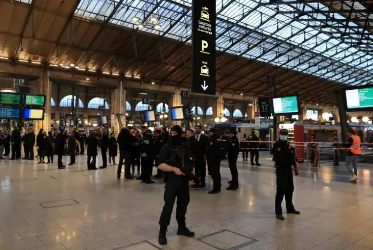 Oficiales de polic&iacute;a franceses custodian el vest&iacute;bulo de la Estaci&oacute;n de Norte de Par&iacute;s, depu&eacute;s de que un hombre hiriera con arma blanca a seis viajeros a primera hora de este mi&eacute;rcoles. EFE / Christophe Petit Tesson